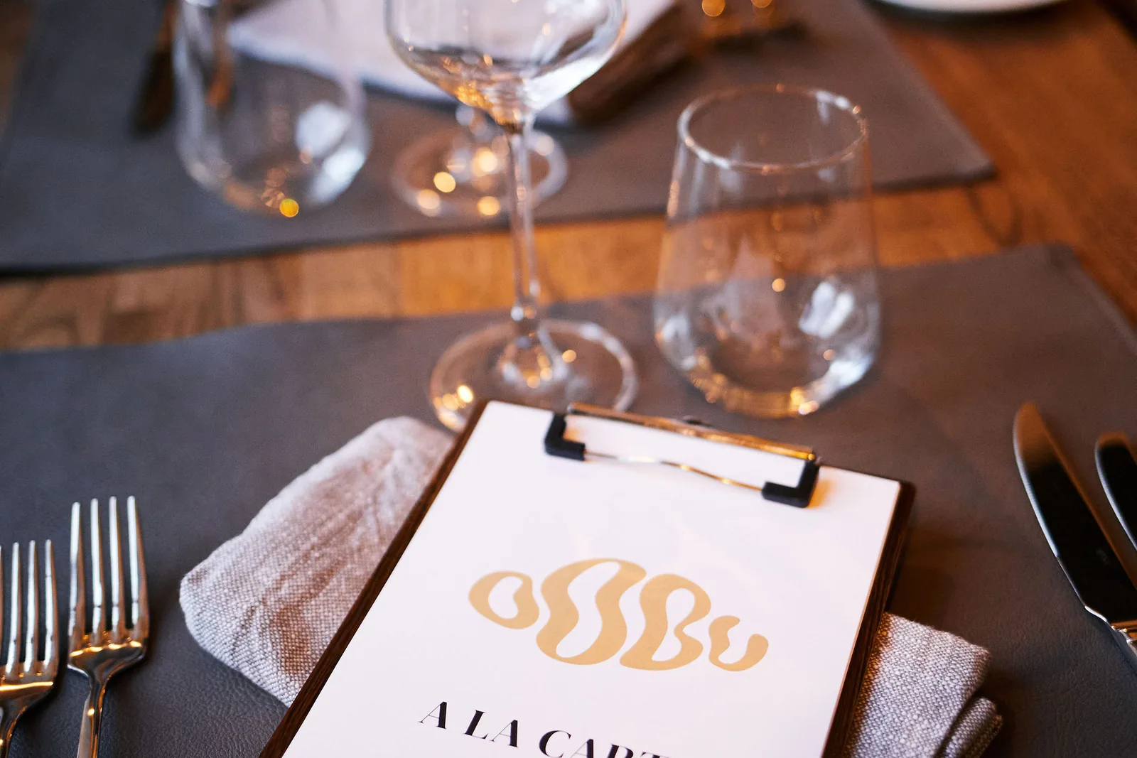 Katettu pöytä ja OOBUn menu