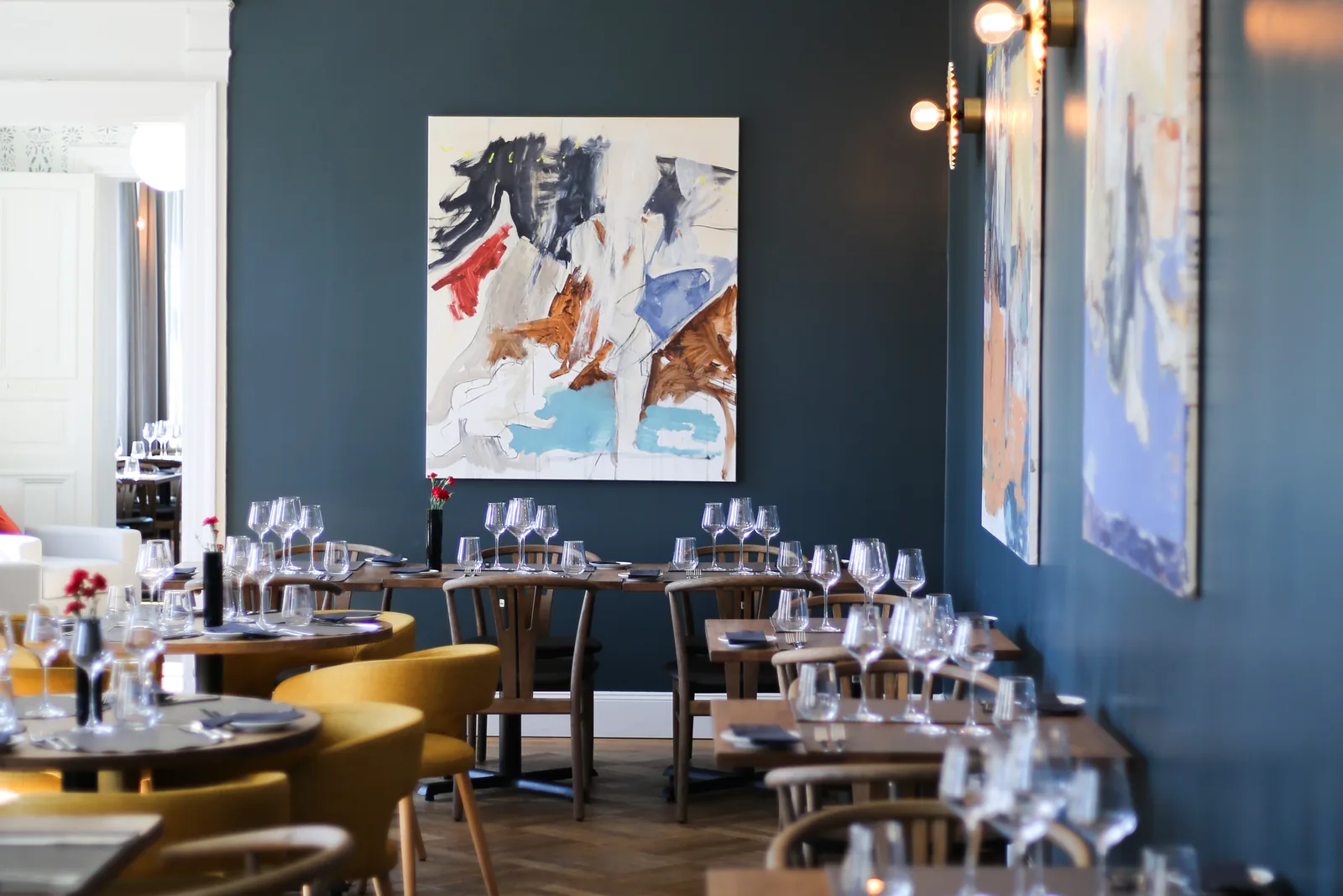 Restaurang OOBU:s sal med blå väggar och gula fåtöljer