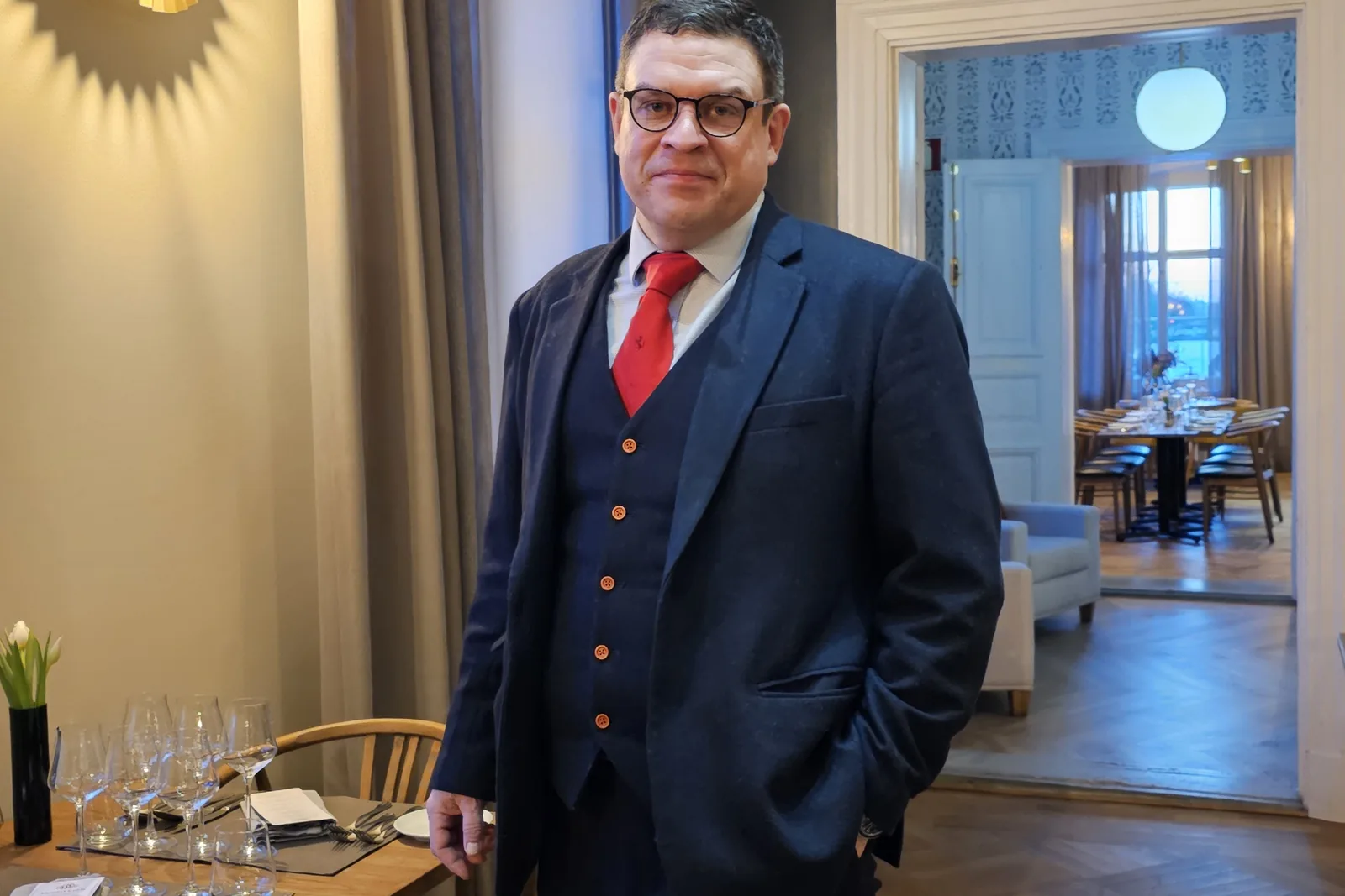 Turo Jokinen i restaurangens sal