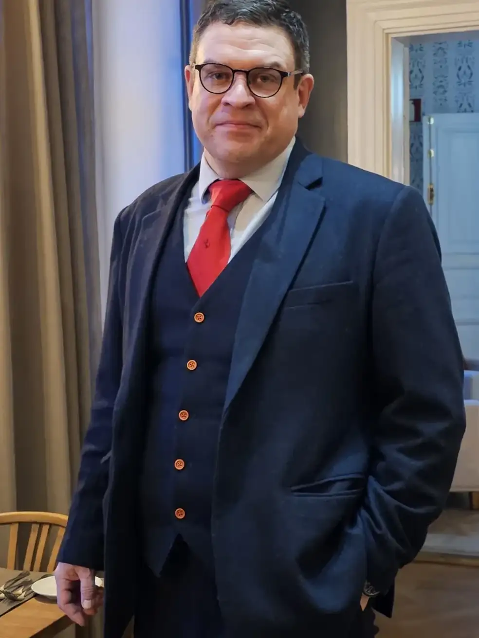Ravintoloitsija Turo Jokinen salissa